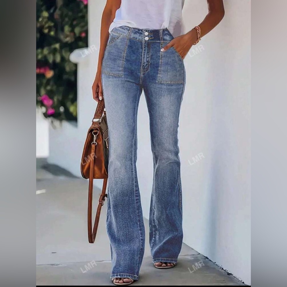 NWOT. Women Elastic Waist Buttoned Pocket Flare Leg Jeans. Size 6(M)